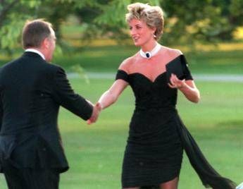 a parigi da oggi la statua di diana con labito della vendetta cose e perche si chiama cosi 2