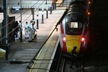 Accoltellamento sul treno, 10 feriti a Huntingdon: nove sono gravi. Indaga anche antiterrorismo