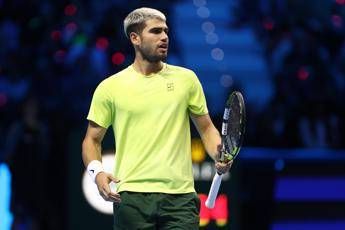 alcaraz festeggia la spagna in coppa davis i tifosi lo attaccano butti cosi la coppa di wimbledon 2
