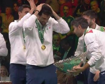 bolelli alza la coppa davis ma la rompe poi laggiusta 2