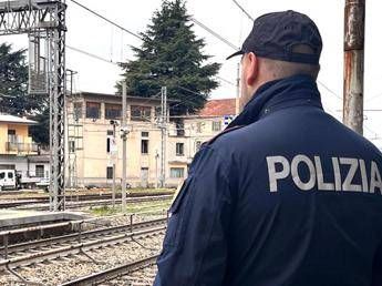 Dalle monetine a terra al bagaglio ‘matrioska’: ecco i trucchi dei ladri sui treni