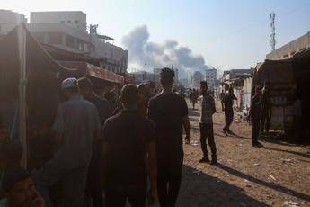 Gaza, ritrovati i corpi di 3 ostaggi a Khan Younis. Ma Israele accusa Hamas: “Prendono tempo per riorganizzarsi”