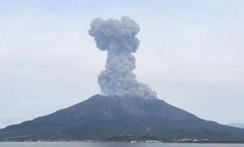 il vulcano sakurajima si risveglia alta colonna di cenere e fumo 2