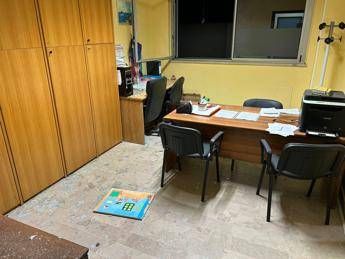 Incappucciati tirano bomba carta e imbrattano con svastiche scuola a Roma