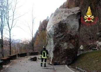 sondrio frana la montagna a lanzada macigno sulla strada 2