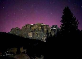 Tempesta geomagnetica ‘cannibale’: l’aurora boreale illumina l’Italia