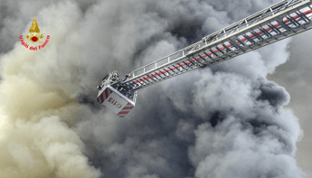 lecco vasto incendio in capannone industriale a lomagna 2