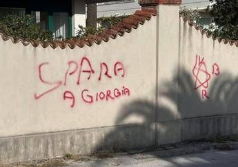 spara a giorgia rimossa scritta minatoria contro meloni a pietrasanta 2