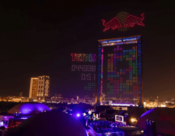 tetris conquista i cieli di dubai con un megaschermo fatto di droni 2