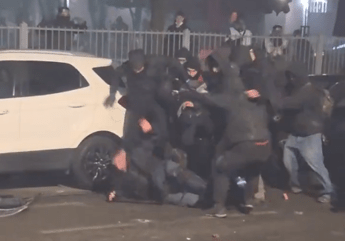 agente preso a calci e colpito a martellate il video aggressione choc a torino 2