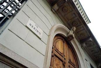Banchiere ucraino morto a Milano, due uomini ripresi mentre si allontanano dopo il volo dalla finestra
