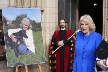 camilla si inchina alla regina dei romanzi rosa lomaggio a jilly cooper 2