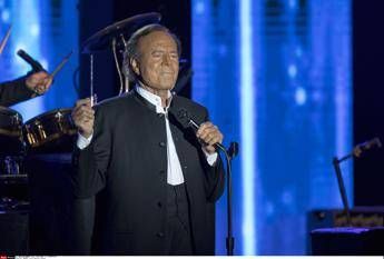 Julio Iglesias accusato di violenze sessuali, il cantante si difende: “La verità verrà a galla”