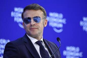 Macron e il ‘giallo’ degli occhiali a specchio: cosa nascondono per l’esperto