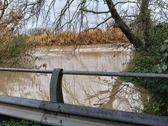 Maltempo Roma, esonda Aniene all’altezza di Ponte Mammolo: evacuata una famiglia