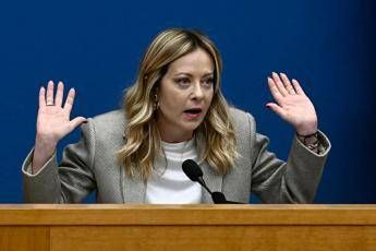 Meloni e la domanda-fiume in conferenza: “Rischiamo di farci linciare”