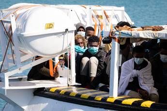 Migranti, ecco la nuova strategia Ue: ‘centri multifunzionali’ lungo le rotte