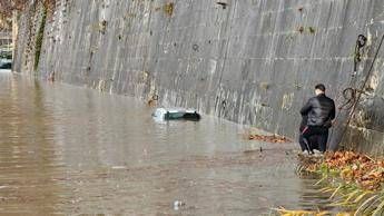 Roma, auto sulla banchina del Tevere viene sommersa dall’acqua