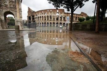 Roma, crolla albero vicino al Colosseo: vigili del fuoco sul posto