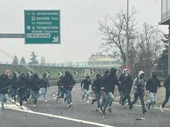 Scontri tra 200 ultras di Fiorentina e Roma in autostrada a Bologna: auto danneggiate