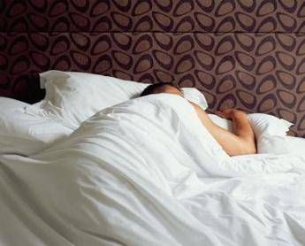 Sonno ‘medicina’ trascurata da over 60, non conta orario della sveglia ma bisogna dormire 7 ore
