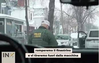 spacchiamo il vetro agenti ice minacciano i giornalisti di in mezzora 2