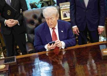 Trump pubblica i messaggi privati di Macron. Ma cosa rischia (in Italia) chi fa come lui?