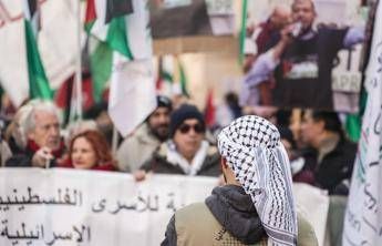 “Vergogna, fuori i sionisti dal corteo”: insulti a cronista Il Giornale al corteo Pro Pal di Milano