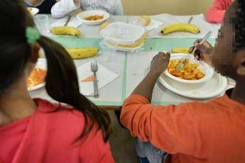 bimbi a tavola studio mangiare senza aiuto favorisce sviluppo linguaggio 2