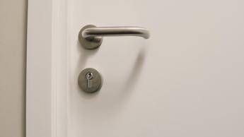 carta stagnola sulle maniglie delle porte un gesto gentile verso la propria casa 2
