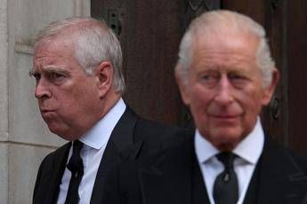 caso epstein pressing di carlo dopo lo scandalo andrea ha lasciato la royal lodge 2