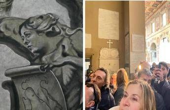 in centinaia nella basilica romana per vedere laffresco che somiglia a meloni 3