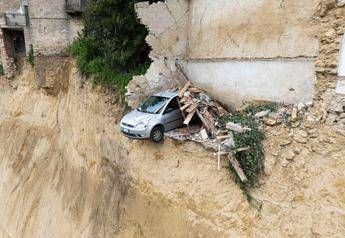 niscemi auto in bilico precipita nel burrone era il simbolo della frana 2