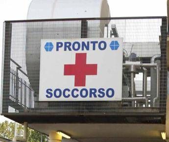uccisa con una coltellata alla schiena a napoli ipotesi lite in famiglia si cerca il fratello 2