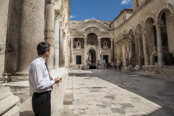 Guida turistica abilitata: iter, tesserino e iscrizione all’albo