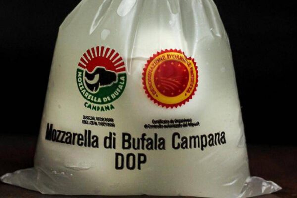 Caro carburanti, per sciopero autotrasporto bloccata produzione mozzarella di Bufala Campana