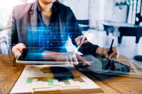 L’Intelligenza Artificiale fa lavorare di meno? Non proprio, per i dipendenti aumenta impegno e divario con i dirigenti