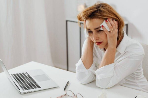 Tumore al seno: vampate per 70% donne con cancro al seno, esperti: “Un aiuto da terapia orale”