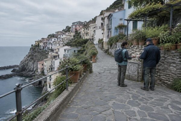 Guide turistiche restituiscono i badge: denuncia dell'overtourism