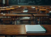 Studente con smartphone in classe