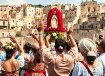 aspettando la bruna emozioni e simboli di un rito millenario 1749379337