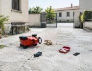 Incidente grave: bimba di due anni travolta da auto nel cortile