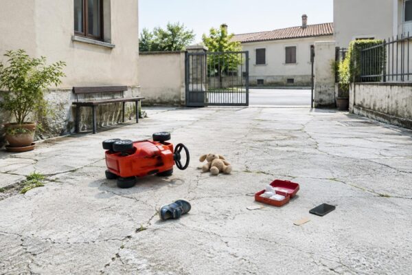 Incidente grave: bimba di due anni travolta da auto nel cortile