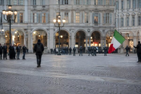 Presidio del centrodestra a Milano per solidarietà dopo i saccheggi