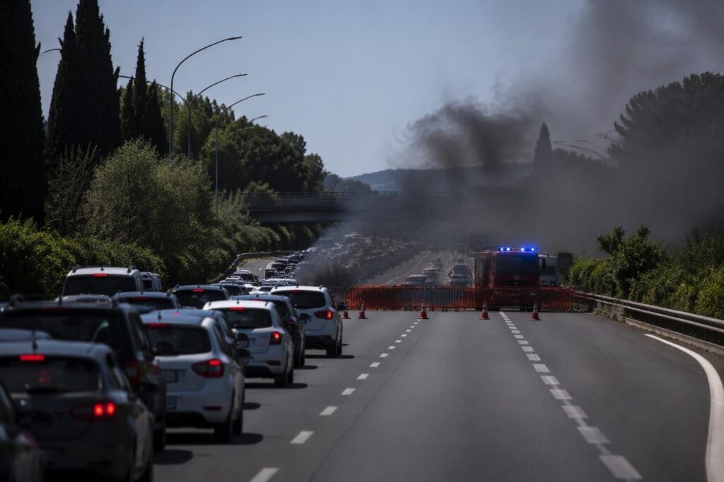 Incendio via Laurentina e Aurelio: chiusure stradali e interventi dei vigili del fuoco