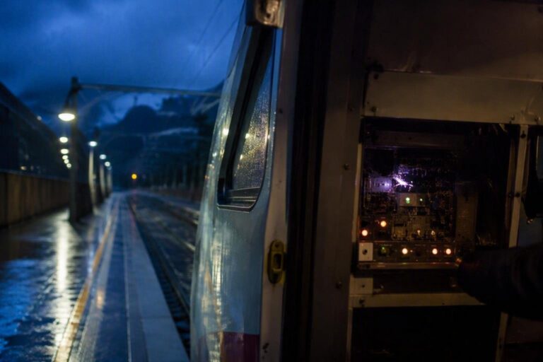 Fulmine su treno Genova-Roma: ritardi fino a 80 minuti e passeggeri trasferiti