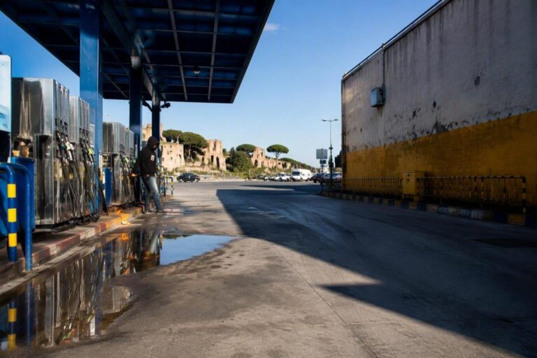 Incendio in via Prenestina: un 33enne in pericolo di vita dopo essersi dato fuoco