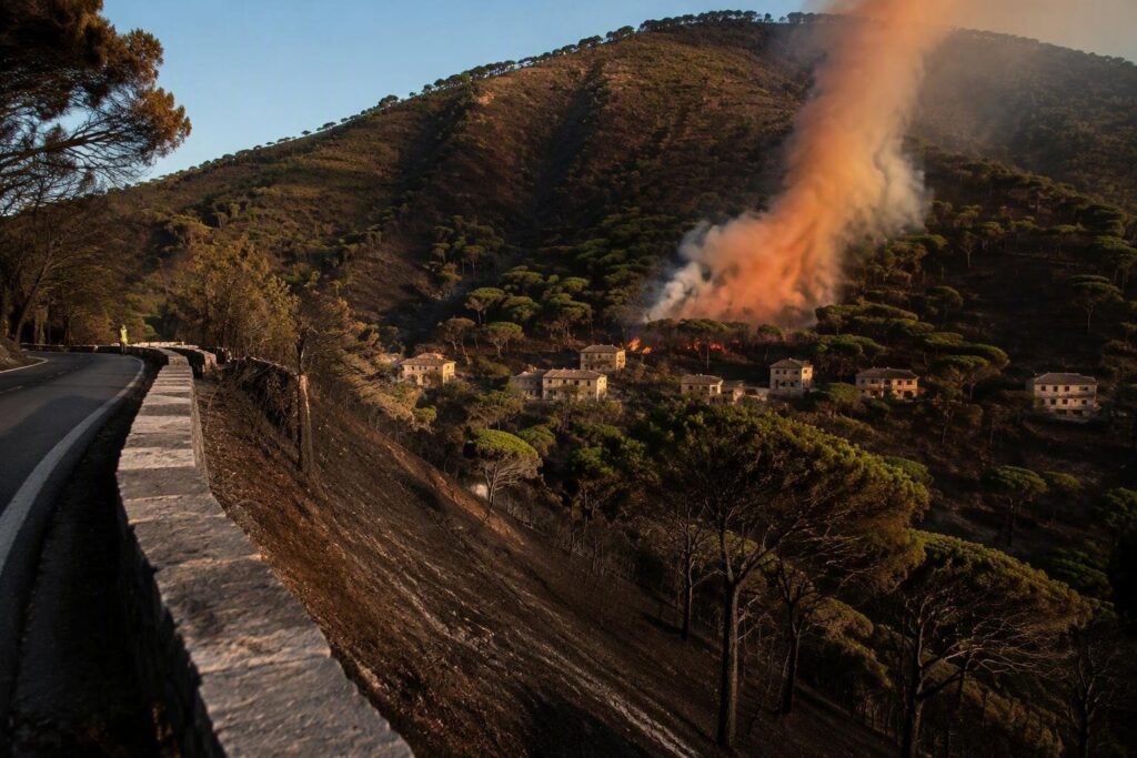 Incendio Monte Tuscolo: fiamme vicine alle case, evacuazioni e interventi in corso