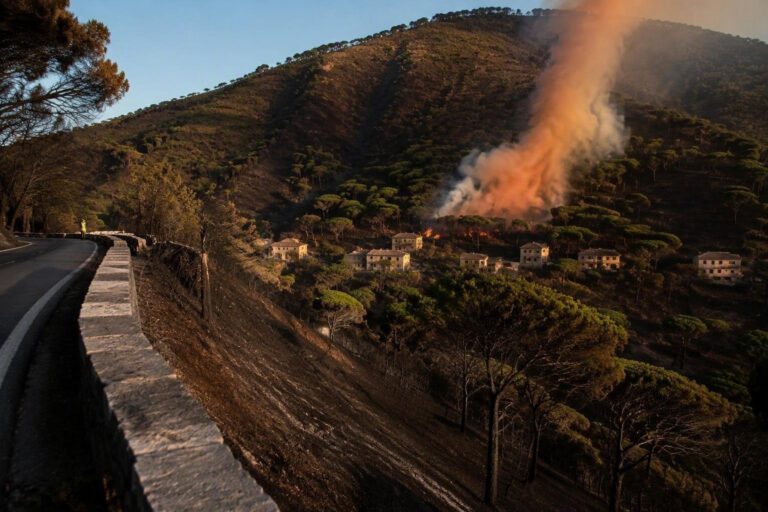 Incendio Monte Tuscolo: fiamme vicine alle case, evacuazioni e interventi in corso