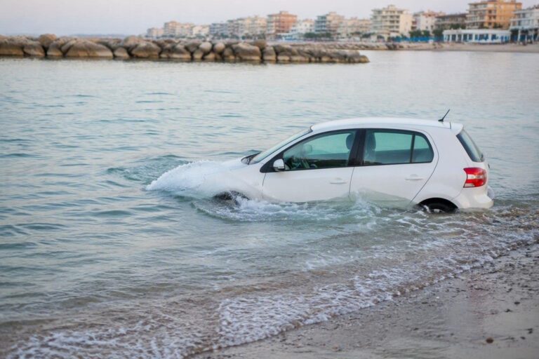 L’uomo fugge dopo aver lanciato l’auto nel porto canale di Cattolica
